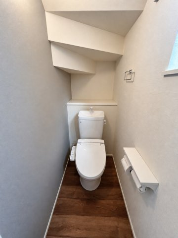 温水洗浄便座付きのトイレ。階段下空間を有効活用