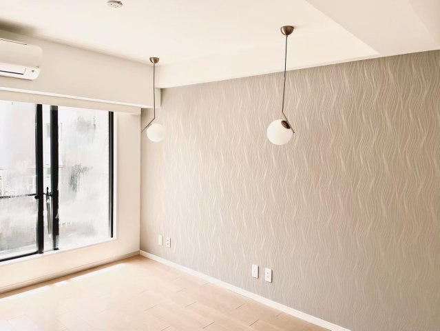 綺麗なフローリングと白基調のシンプルな空間にワンポイントアクセントのあるクロスと照明がおしゃれです。