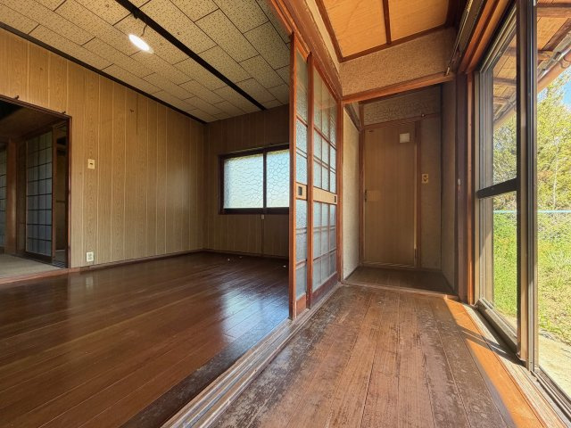 離れの廊下♪奥にお手洗いがあります♪
