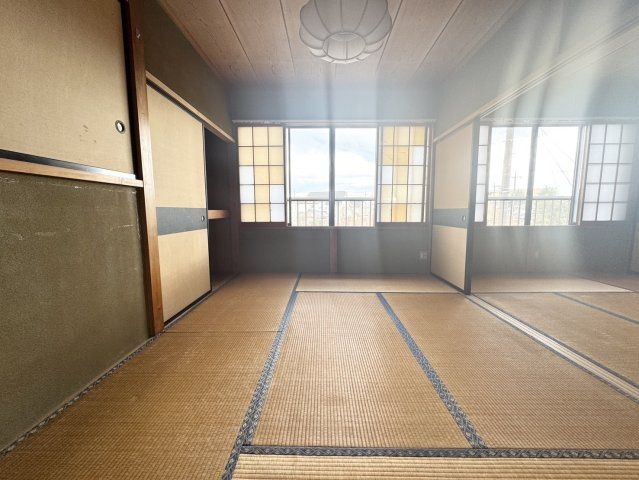 畳の上でゆっくりとくつろげる和室です
