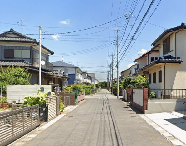 広々とした前面道路が生む、開放感ある暮らし　