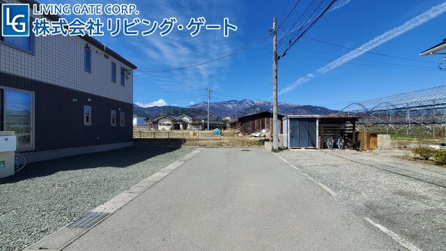 前面道路は約5ｍ　車庫入れも楽々です。