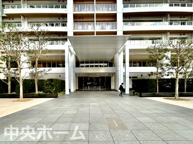【エントランス】マンションのエントランスは、その物件の印象を決める、顔とも言える場所です。毎日通る場所ですからきれいなのが一番です。
