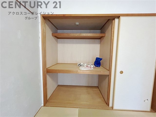 押入れは季節の衣類、寝具などを収納できます。伝統的な美しさと実用性が融合し、収納物を保護する調湿・換気効果があります。使い方によっては書類や小物なども効果的に整理でき空間を有効活用できます。