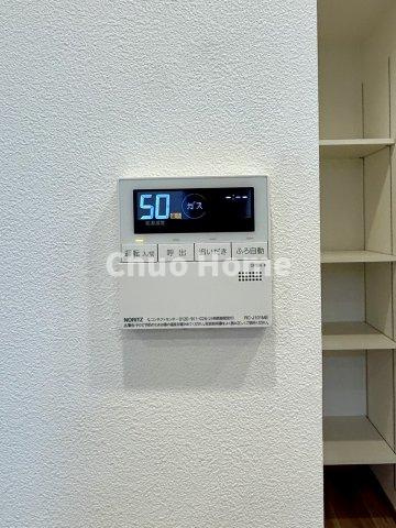 【給湯リモコン】外での一日を忘れさせてくれるオートバス機能でお好みの湯量・温度に調整された浴槽。