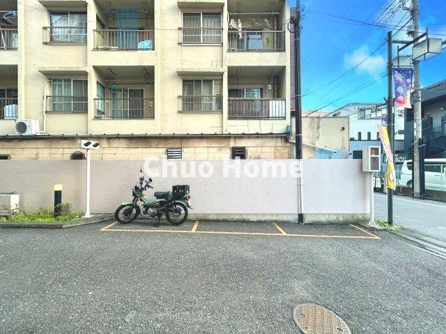【バイク置場】最新の空き状況や費用などの詳細は担当スタッフまでお問い合わせください。