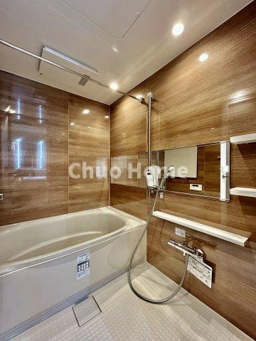 【バスルーム】暖房換気乾燥機付きシステムバスルーム。暖房・冷風・換気・乾燥など、毎日を快適に過ごせるうれしい機能が揃っています。雨の日の洗濯物も安心です。