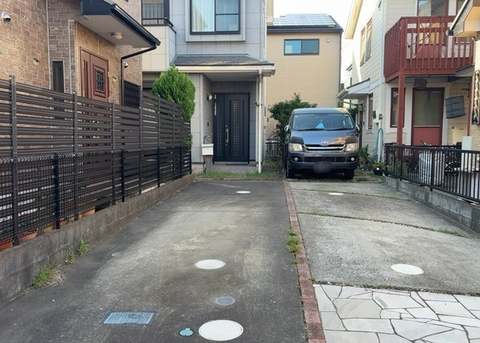 玄関は家の顔でもあり、家族以外の目にも止まる場所です。玄関は外との間を仕切る扉、靴などをしまっておく収納スペース、靴脱ぎのたたきスペース、来客とのやり取りをするドアホンなど複数のアイテムからなります。