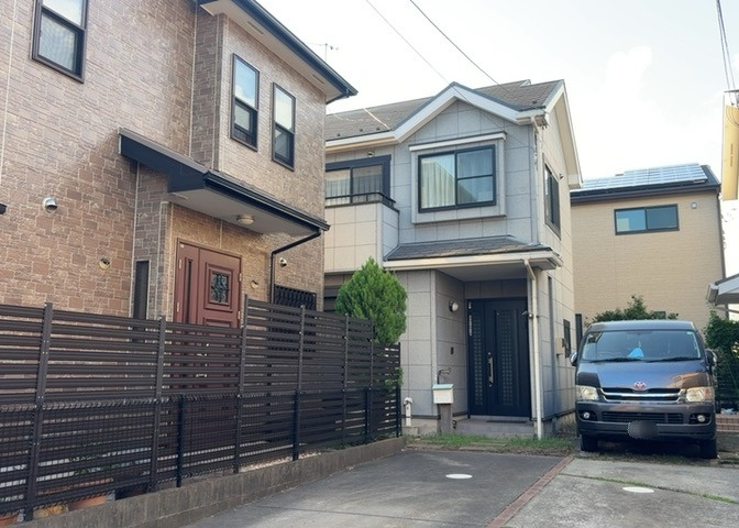 バルコニーは、室外の専用スペースのうち、「屋根がなく開放された空間」であるものを指します。ベランダより広いタイプのものが多く、日当たりもよいため家庭菜園などを楽しみたい人にとって適した環境となります。