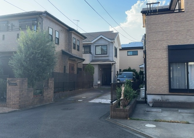 木造住宅とは土台、壁、柱など建築物の強度を支える構造体の材に木が使用されている構造を指します。構造体は建物の自重を支えるだけではなく風圧や水圧、積裁荷重などあらゆる衝撃に耐えるための基礎です。