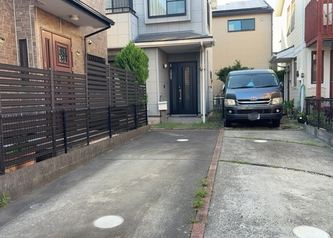 建物の基礎工事の方法は、主流となっているベタ基礎（防湿基礎）と布基礎の2種類に分類され、床下の通気性や耐久性などに違いがあります。建物の基礎部分の構造や付帯設備など詳細については現地でご確認ください。