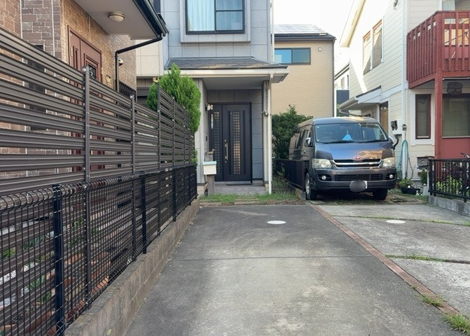 玄関ポーチにおいて最も重視すべきと言っても良いのが広さです。適切な広さの玄関ポーチでないと外見的なバランスは崩れてしまいますし、何より使いにくくなってしまいますので、現地で実際に下見をしてみましょう！