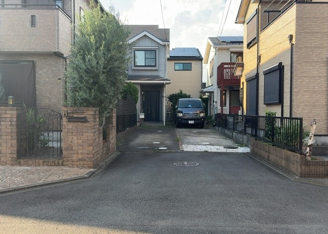 床下換気口は、床下に湿気がこもることを防ぎ、効果的に換気を行うために設置されています。床下換気口が設置されていない建物は、基礎パッキング工法などにより換気を行なっています。詳細は現地でご確認ください。