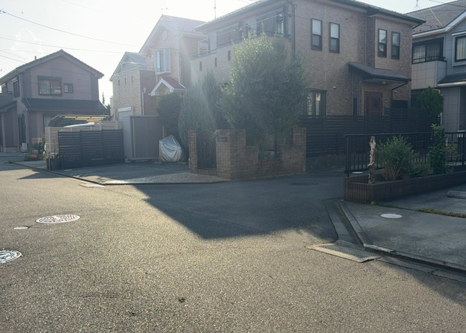 南側道路の場合は長い時間光を入れ込むことができるため、庭やリビングを道路側に持ってくることが多く土地価格も高い傾向にあります。一方北側道路だとリビングや庭が南側になりプライバシーを守ることができます。