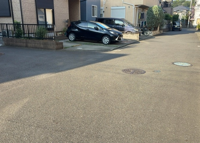 東側道路の場合は居室を南向きに設計しやすいため、朝日が入りやすいというメリットがあります。一方、西側道路も東側同様に居室を南向きに設計しやすいのですが、住宅地だと朝日が入りにくいという弱点があります。