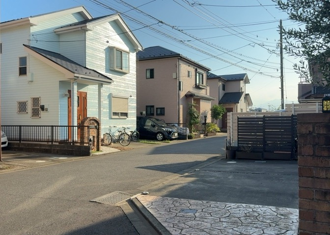 土地の地勢が高台の場合、景色を綺麗にみることができ、景色にこだわってお家探ししている方におすすめです！また平坦地よりも風通しがいいというメリットがあります。デメリットもあるので是非現地でご確認下さい。