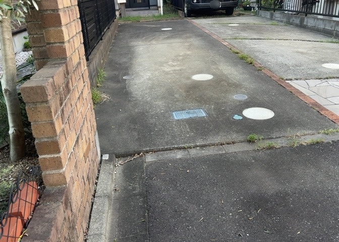 車一台あたりに必要なスペースは、標準サイズの普通自動車で横幅2m50cm、長さ5mは必要になります。ただし、乗降のことも考慮して横幅3m30cm、長さ5m50cmほどは確保できるところを選びましょう。