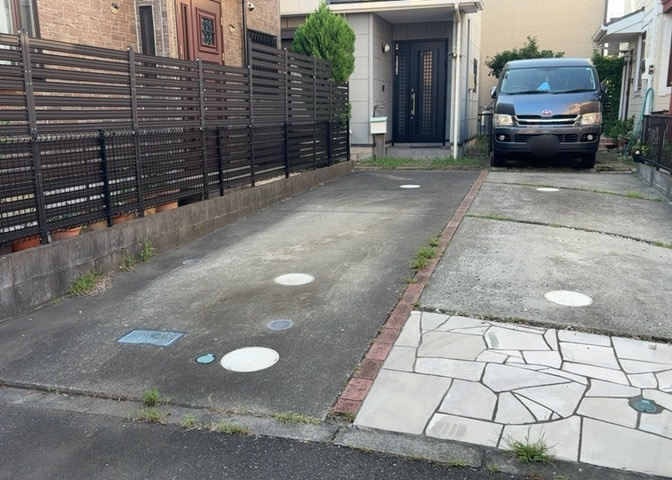 庭のある家に住むことのメリットとして、子どもたちの遊び場を確保できること、ガーデニングや家庭菜園を楽しめること、明るさを確保できることがあります。また、配置を工夫することでプライバシーが確保できます。