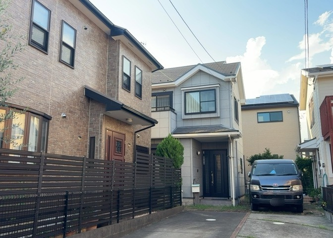 バルコニーは、建物内から室外へ楽に出入りできる便利なスペースです。また、バルコニーには手すりを付けることが義務付けられており、手すりの高さは110cm以上で施工することが建築基準法で定められています。