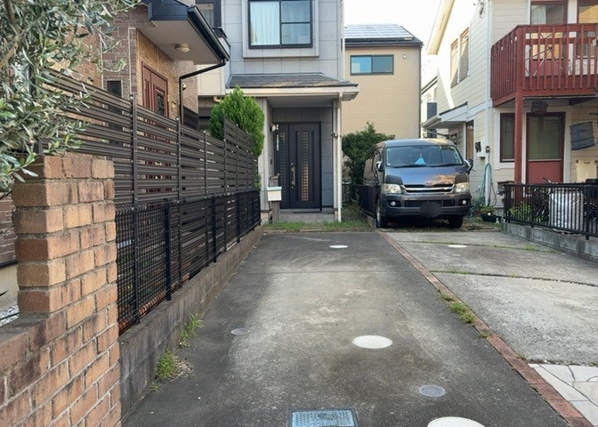 玄関は家の顔と言っても過言ではありません。現地を見学する際は玄関の広さや全体のバランスなどを見てみるといいでしょう。一般的なアプローチのしやすさだけではなく、お年寄りにも優しい設計のものだと安心です。