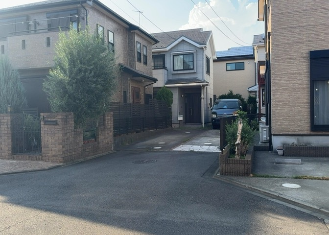 住宅用の土地では前面道路に2m以上接していなければならないと法律で定められています。しかし、お持ちの車のサイズやライフスタイルなどにより、2mでは利便が悪い場合もございますので、事前に確認しましょう。