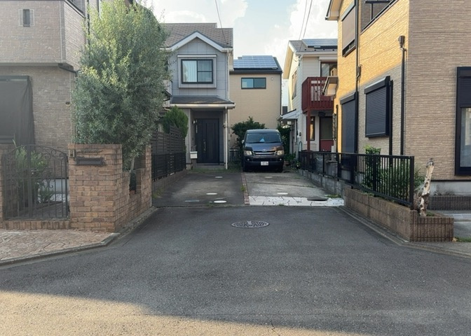 道幅が広い場所は日当たりや風通が良好です。幅が広いのですれ違いも可能ですし大きな車でも駐車可能！一方で、大型車が通ることも多くなるため交通量の増加により騒音に繋がります。また土地の値段が高くなります。