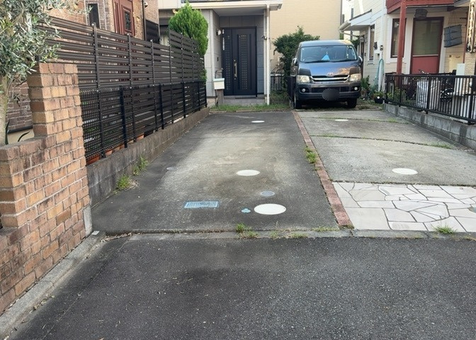 駐車場と明記されていても、最小スペースでつくられた駐車場だと大型車は駐車できなかったり、出入りしにくくなったりする可能性があります。お車のサイズと購入したい物件の駐車場のサイズを現地で確認しましょう。