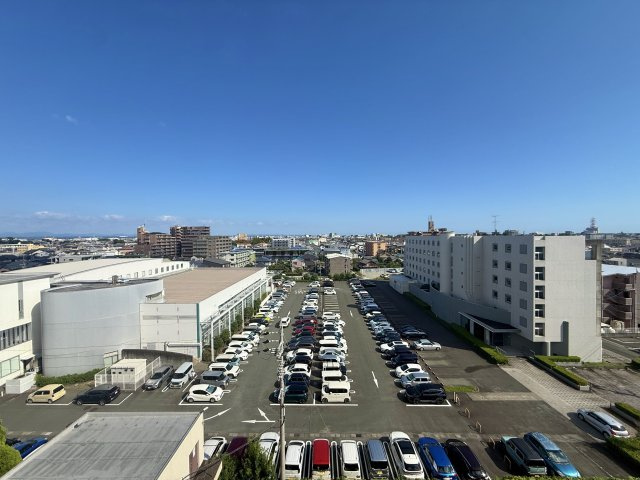 目の前に大きな建物が無いので開放的な空間が広がっています！