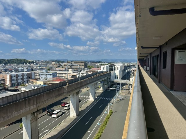 玄関前からは助信駅が見えます！すぐ近くなので、利便性が良いですよ♪