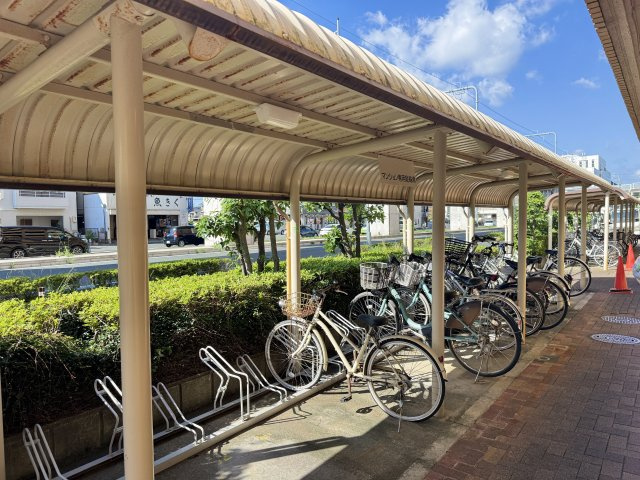 雨風や汚れから自転車を守ってくれる屋根付きの駐輪場です。