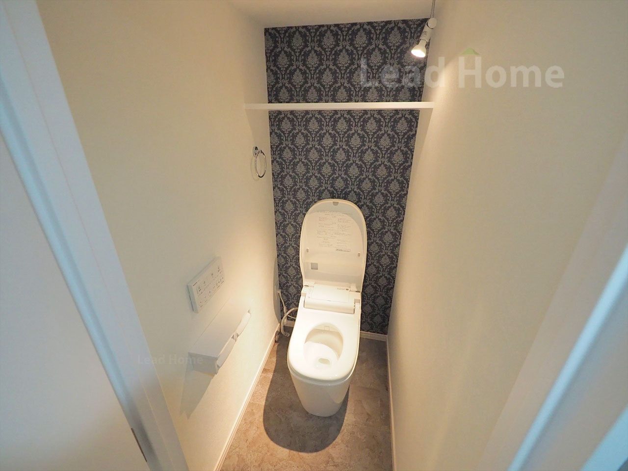 おしゃれなアクセントクロスが目を惹くトイレです！上部棚を備えておりトイレットペーパー等も収まります♪