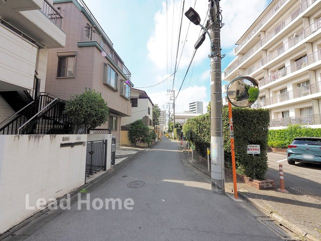 見通しが良く落ち着いた雰囲気の前面道路です！交通量が少ないため小さなお子様とのお出かけも安心です♪