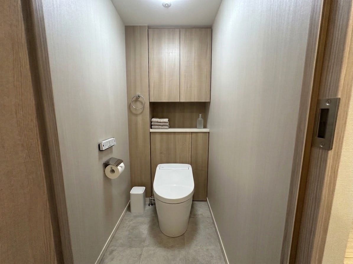 収納が多いトイレになっております。