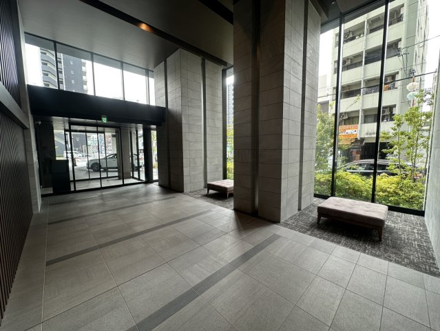 二層吹き抜けの贅沢なエントランスになっております。