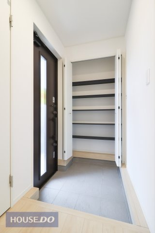 【玄関】ゆったりと明るい玄関がご家族や来客をお出迎え。機能的な大型シューズボックスは長物もしっかりと収納できます。