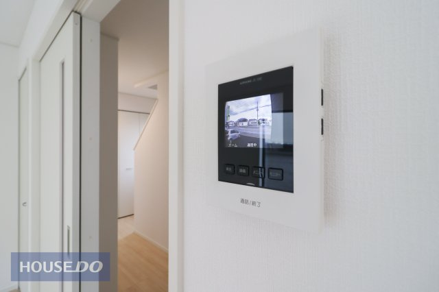 【TVインターホン】カラーの録画機能付きで、不在時の来訪者も確認可能。防犯上はもちろん、お届け物などの把握にも便利！