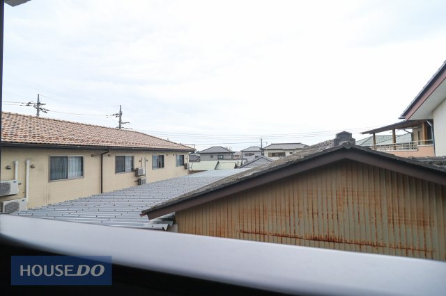 【建物からの眺望】バルコニーからの景色。十分な間隔が確保されております。