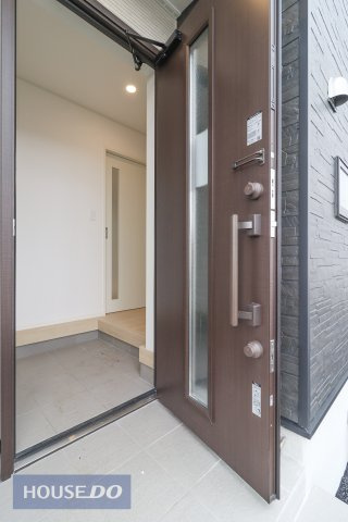 【防犯設備】1階リビングには雨風の強い日にも役立つ防犯シャッターがついています。