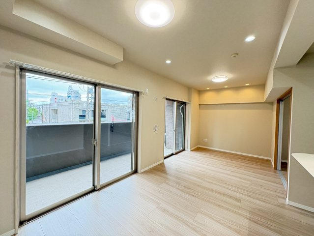 南西向きバルコニーで陽当り良好！明るいリビング空間です！