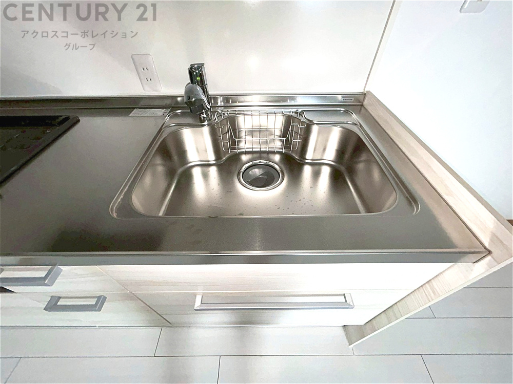 大きなシンクでお鍋などの大きな調理器具を洗う際にも便利です。　