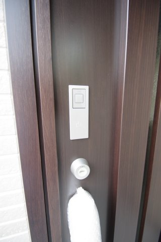 玄関扉はカードキー対応