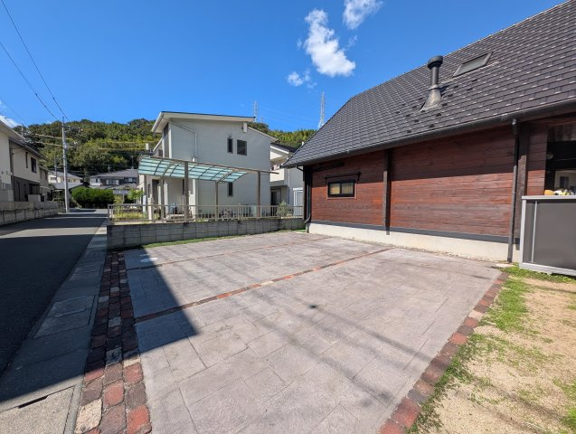 お車を並列で3台駐車可能なゆとりある駐車スペース。出し入れがスムーズで来客時も安心です。