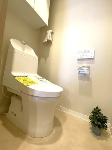 新規交換済みの快適な温水洗浄便座付きトイレです。衛生面や清掃性にも優れており、毎日使う場所だからこそ清潔感と心地よさを徹底的に追求した空間になっています。