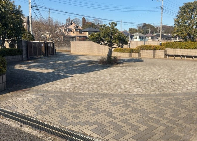 物件によっては、入居者が個人的に使用できる専用庭がついているものもあります。また、住宅の中にある土間の部分を庭と呼ぶこともあります。庭の用途は住む人によって変わり、それによってデザインもさまざまです。