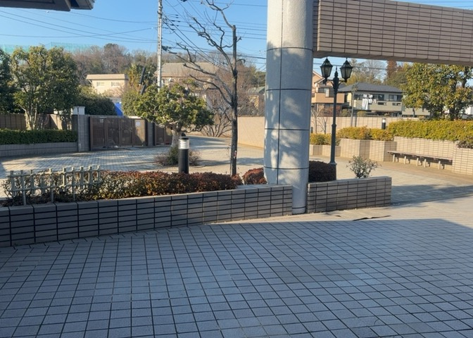 中庭（パティオ）とは、一つの建築物の内部に設けられた、壁などで囲われている庭のことを指します。コの字型、ロの字型が主流ですが、L字型の中庭もあります。最近では、インテリア性の高さからも人気があります。