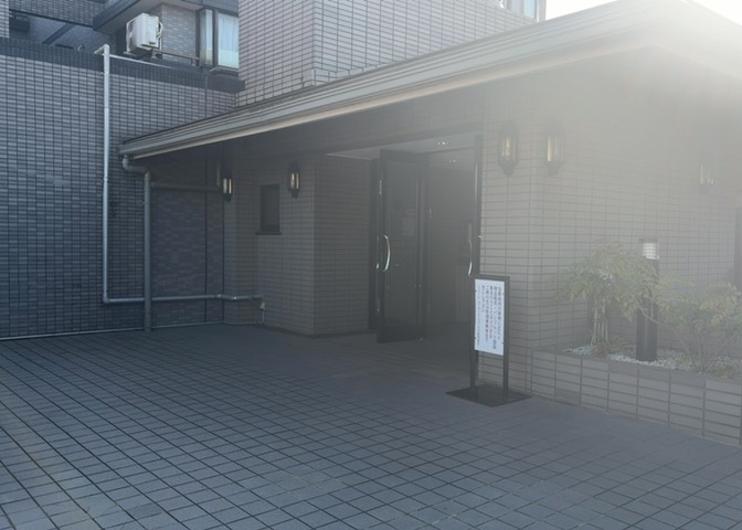 マンションのエントランスには、もともと風よけや防犯の役割がありますが、マンションによって宅配ボックスなどの設備が備わっている所もあります。日々の生活をイメージしながら生活しやすさをチェックしましょう。