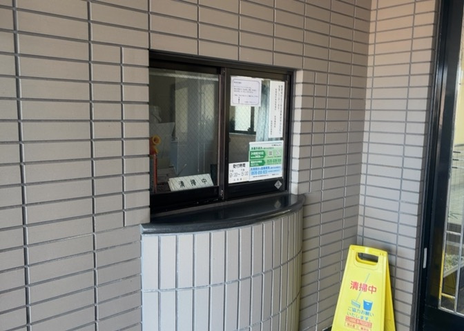 受付はマンションコンシェルジュがいる場合もあれば、管理人が滞在する小部屋を総称して呼ぶことがあります。主にエントランスに設置されていることから、防犯面でも期待ができます。防犯設備がない場合はより安心！