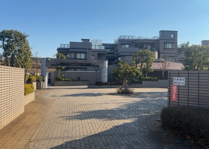 眺望の良さを楽しめるダイニングキッチンで家族団らんの時間を過ごしてはいかがでしょうか。バルコニーから見える景色を家族で眺める時間は、時間が経つのを忘れてしまいそうですね。是非、現地を見に行きましょう！