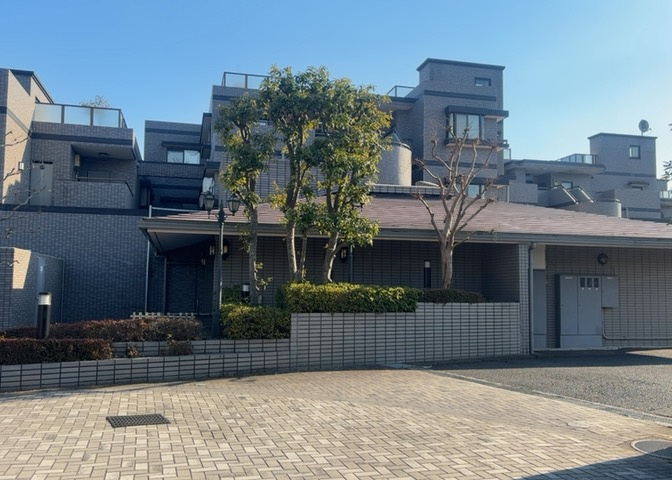 道幅が広い場所は日当たりや風通が良好です。幅が広いのですれ違いも可能ですし大きな車でも駐車可能！一方で、大型車が通ることも多くなるため交通量の増加により騒音に繋がります。また土地の値段が高くなります。