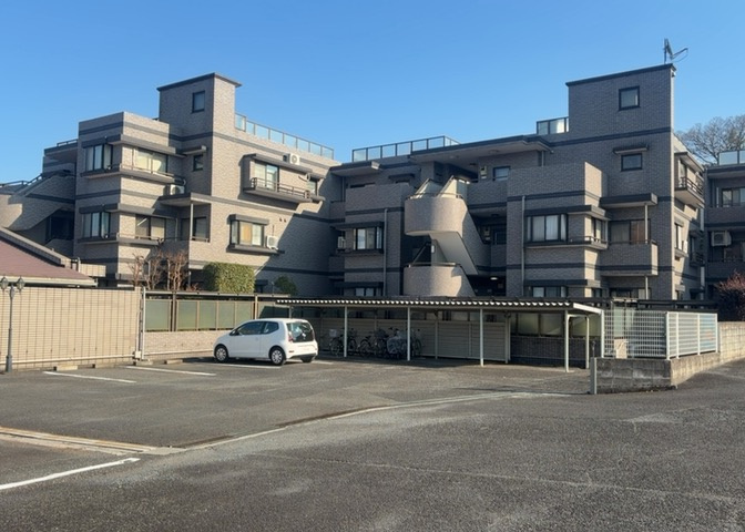 ＲＣ造、Reinforced　Concreteは直訳すると補強されたコンクリートです。主に柱や梁・床・壁が鉄筋とコンクリートで構成おり、鉄筋を組んだ型枠にコンクリートを流し込んで固めたものを指します。